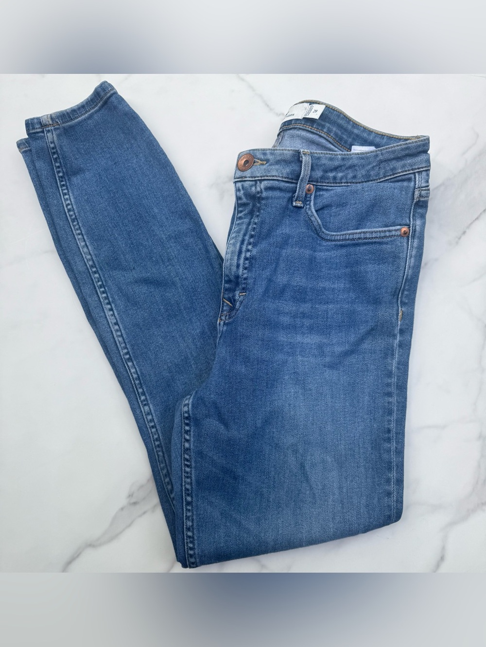 Vineyard Vines- Women’s medium wash skinny denim (08/29)